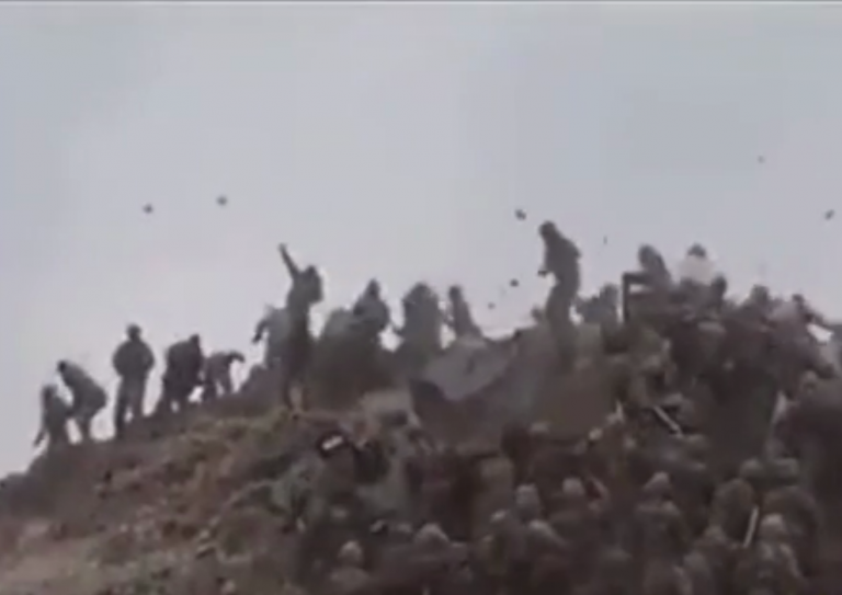 На видео попала драка военных на границе Индии и Китая