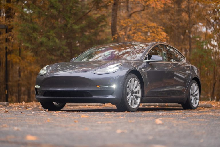 Tesla за год продал полмиллиона электромобилей - это рекорд