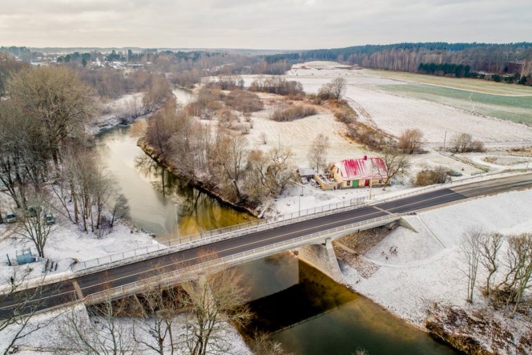 Вниманию водителей: дороги Латвии обледенели