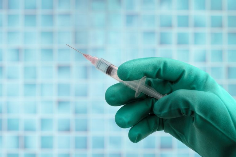 В Эстонии 25 доз вакцины потратили впустую, чиновники винят человеческий фактор