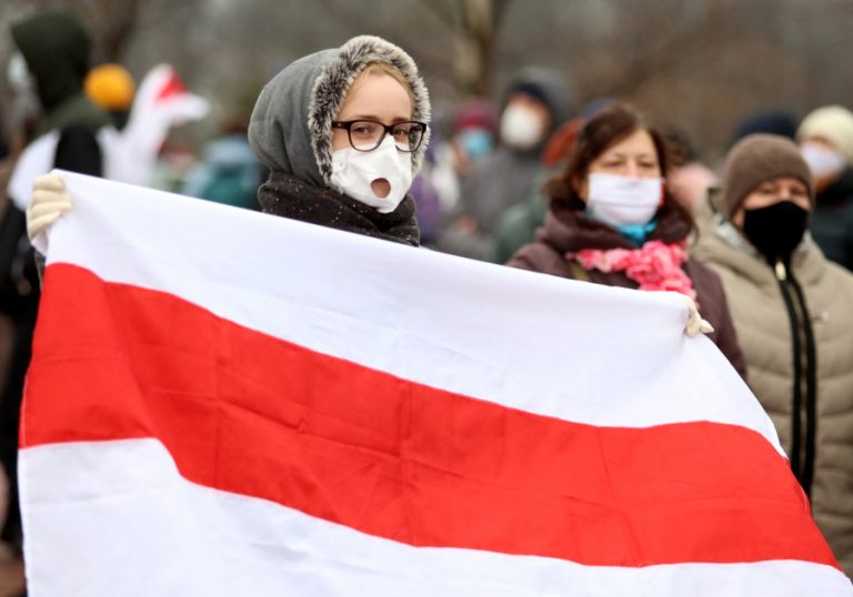 В Беларуси собираются запретить бело-красно-белый флаг