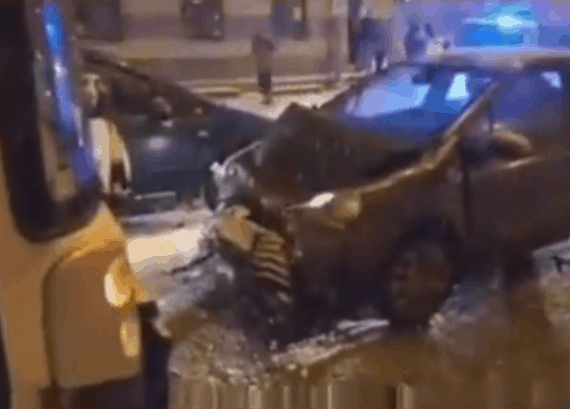 ВИДЕО: в центре Риги машина столкнулась с троллейбусом Rīgas satiksme