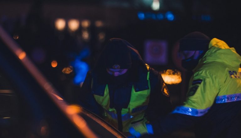 Пинала машину и пряталась в снегу: Госполиция рассказала о прошедшем комендантском часе