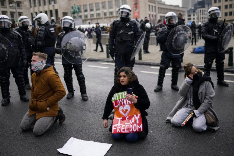 Полицейские в Брюсселе арестовали около 300 человек, протестующих против COVID-мер