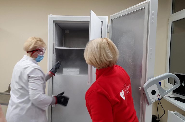 Директор Госцентра доноров объяснила, почему вакцины от COVID хранятся в банке крови