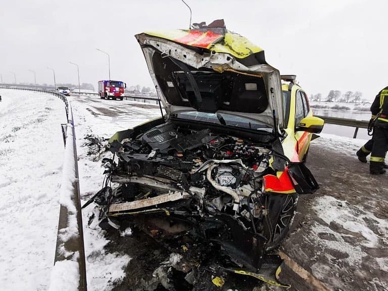 Авария с участием «скорой» в Даугавпилсе: возможно, виноват гололед
