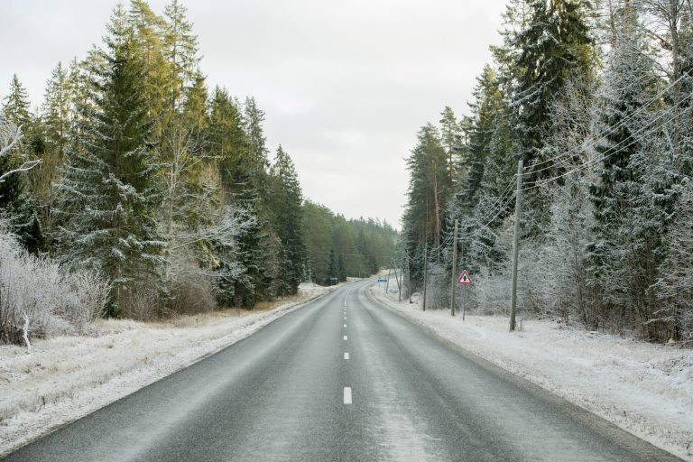 Внимание водителей: в Латвии местами осложнено передвижение по дорогам