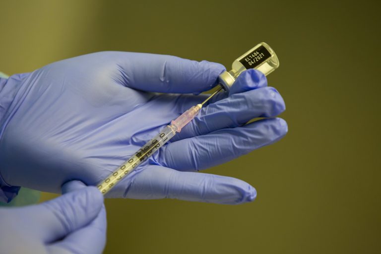 В Норвегии умерли двое привитых вакциной от COVID-19