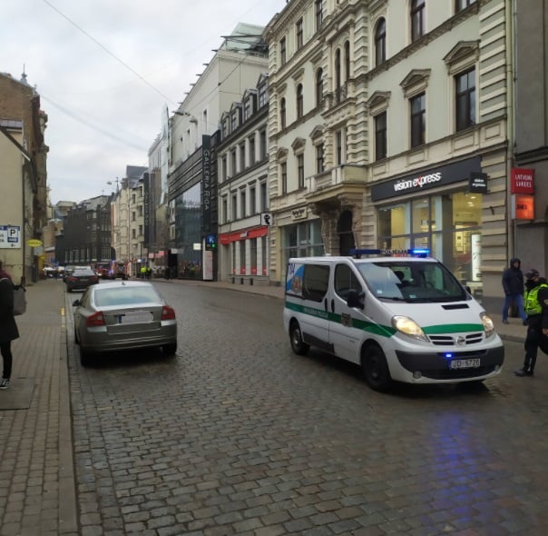 ФОТО: из-за пожара в кафе эвакуировали жильцов дома в Риге. Пострадал один человек