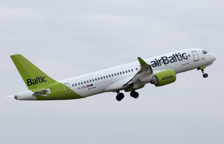 Туроператоры: правительство вкладывает в airBaltic миллионы, но запрещает летать – где логика?