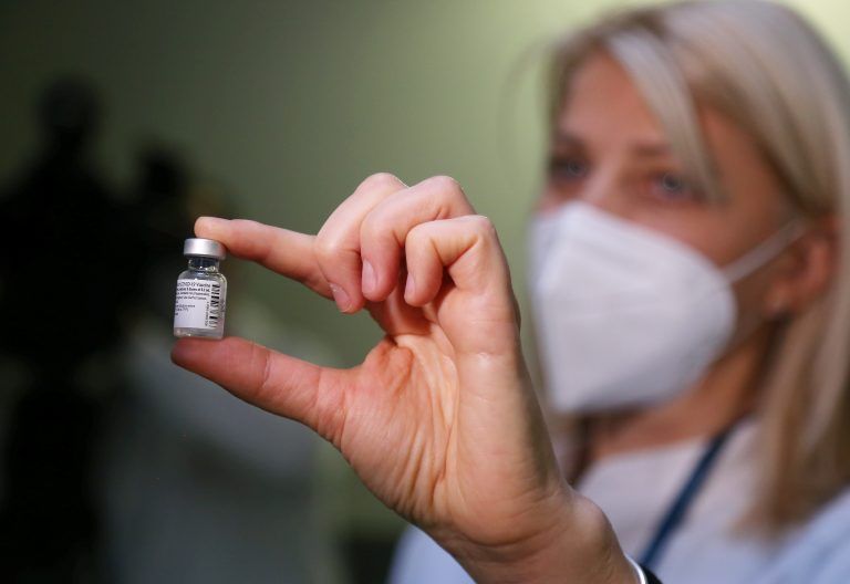 Вакцина Pfizer оказалась эффективной против всех мутаций COVID