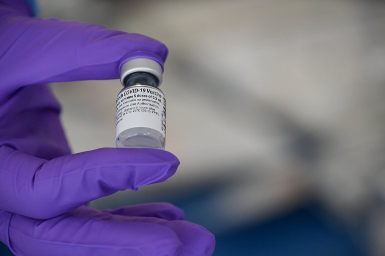 В Латвии начинается вакцинация семейных врачей от COVID-19