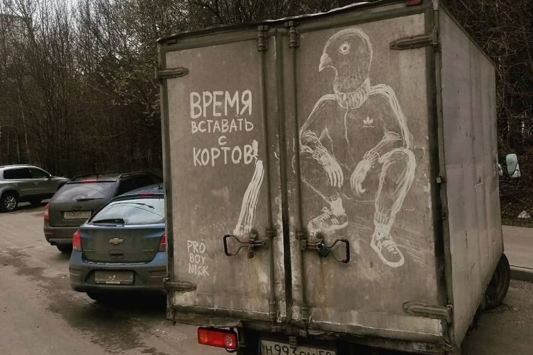 Грязное искусство: художник создаёт картины прямо на пыльных грузовиках, и это вау