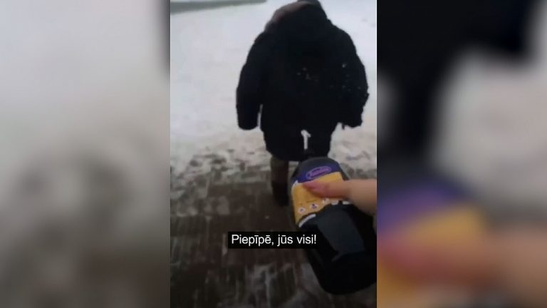 Жительница Зиепниеккалнса облила бездомного горючей смесью и снимала это на видео
