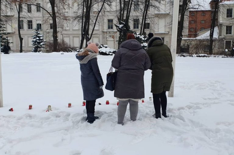 За упокой правительства. Оппозиция призвала нести свечи к президентскому замку