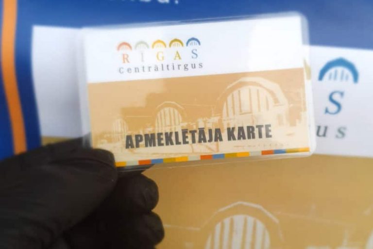 Карточки вместо корзинок: на Рижском центральном рынке «считают» покупателей необычным образом