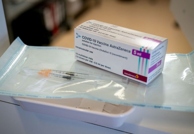 В Латвии впервые применили вакцину AstraZeneca
