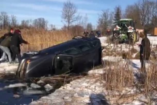 ВИДЕО: в Курземе BMW провалилась под лед. Машину вытащили трактором
