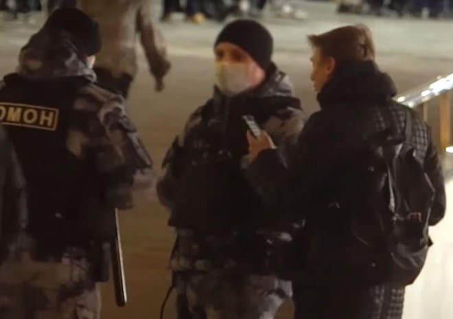 «Моментами было страшно»: российский комик зачитал омоновцам шутки про них и снял реакцию на видео