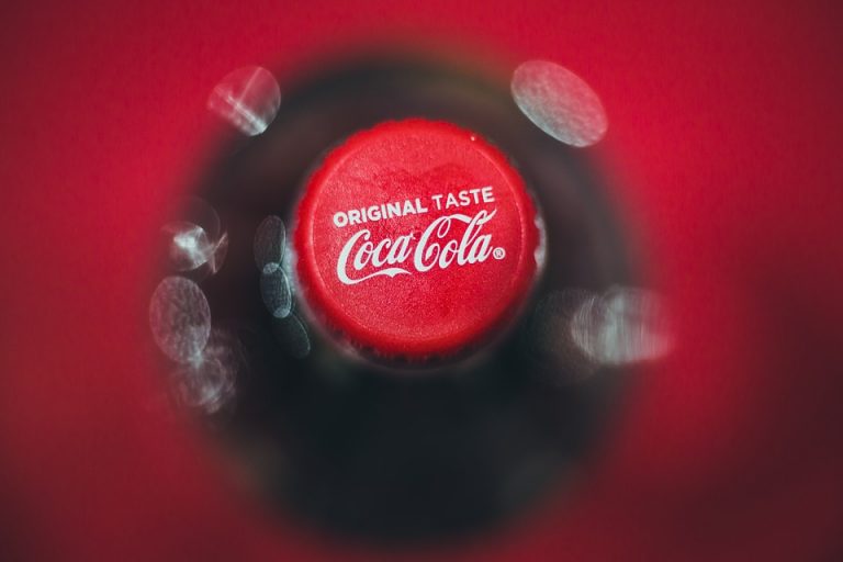 Coca-Cola будет разливать напитки в США только в бутылки из переработанного пластика