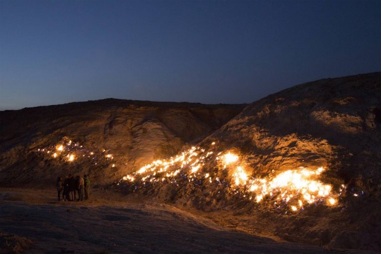 Завораживающая вечно горящая «огненная гора» в Иране (11 фото)