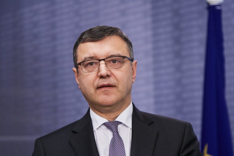 Глава Минфина выступил за ежемесячные пособия детям из пострадавших от кризиса семей