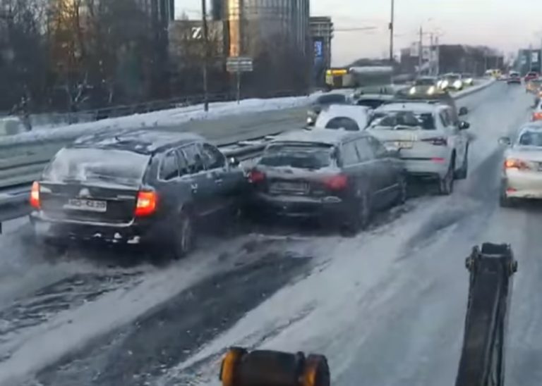 ВИДЕО: на Вантовом мосту авария с участием шести автомобилей