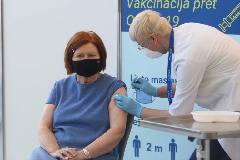 КОРОТКО О ГЛАВНОМ: прививки для первых лиц, комендантский час отменен, покушение на убийство в Риге