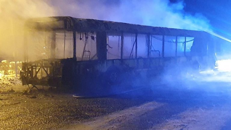 ВИДЕО: в пятницу вечером в Риге сгорел автобус Rīgas satiksme