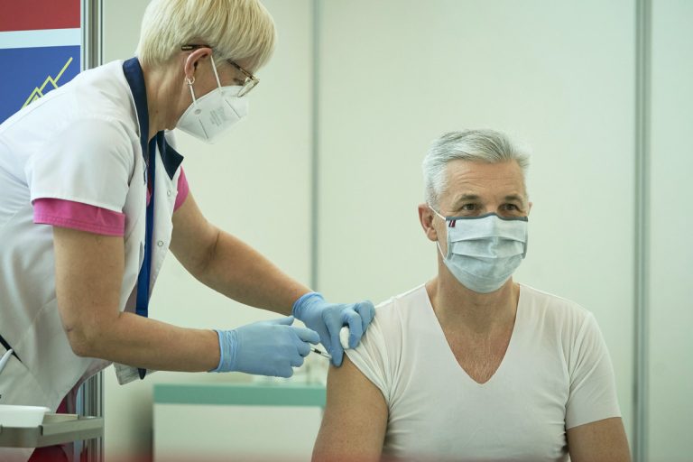 ФОТО: второй день вакцинирования высших должностных лиц Латвии