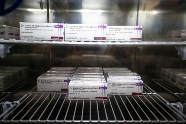 Латвия получила очередной груз вакцин Moderna и AstraZeneca