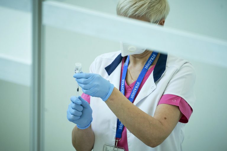 Экс-глава Минздрава о вакцинации: ставить педагогов выше пенсионеров – это популизм