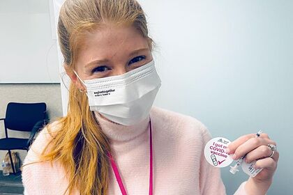 «Увы, чип отца не вживили»: дочь Билла Гейтса вакцинировалась