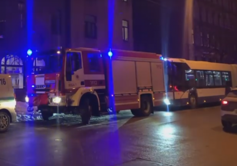 В центре Риги спасатели эвакуировали жителей из опасного здания (ВИДЕО)