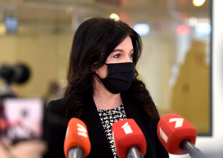 Петравича предложила выплатить по 200 евро пенсионерам — они боролись за независимость