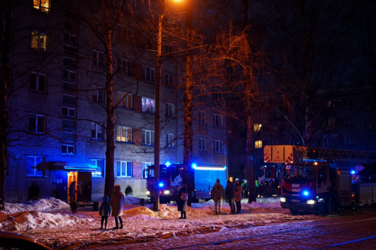 ФОТО: во вторник вечером при пожаре в Агенскалнсе погиб один человек