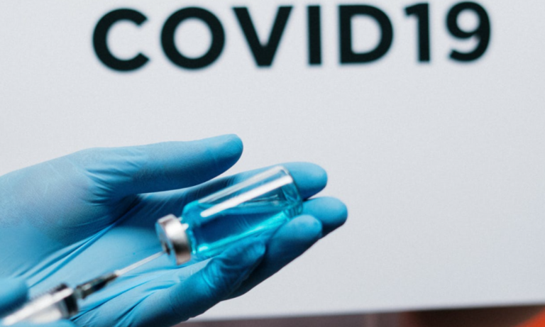 В Латвии за сутки выявлено 1069 случаев COVID, умерли пять человек
