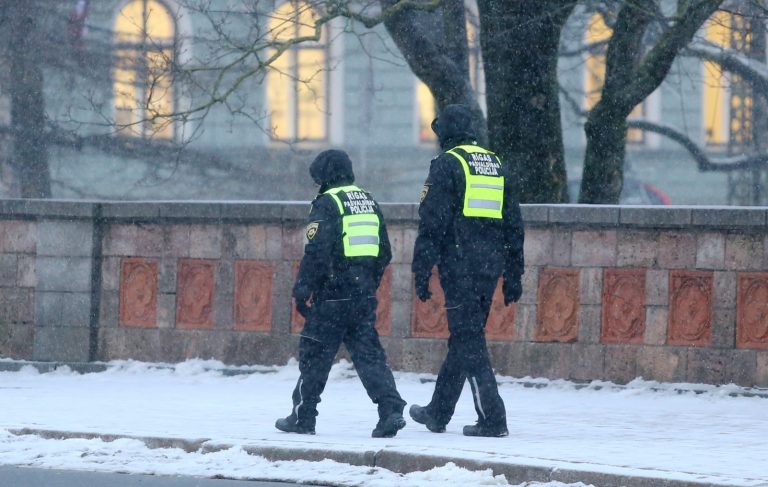 Депутат Сейма: вводить «тюремный срок» за унижение полицейских не стоит, способы защиты есть и так