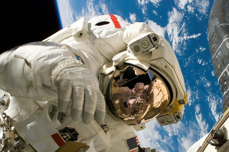 ESA набирает гражданских для миссии: глава LAIK рассказал, кто сможет стать космонавтом