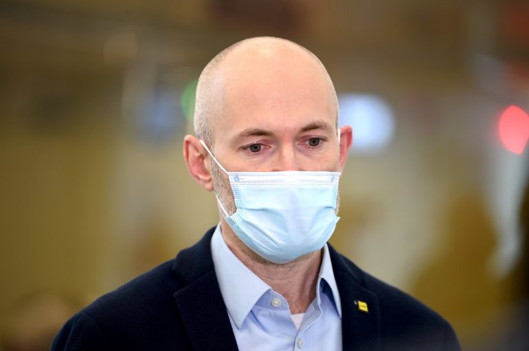 Павлютс самоизолируется — его сотрудница заразилась COVID-19