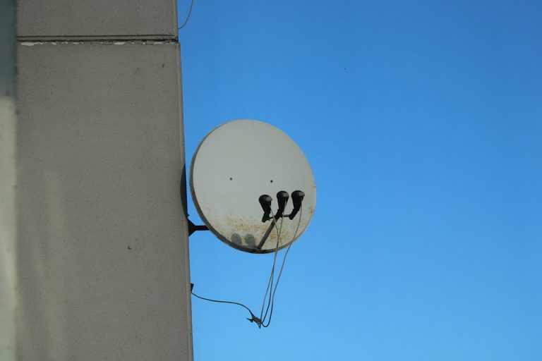 Рижская стройуправа будет отслеживать спутниковые тарелки не из-за борьбы с нелегальным контентом