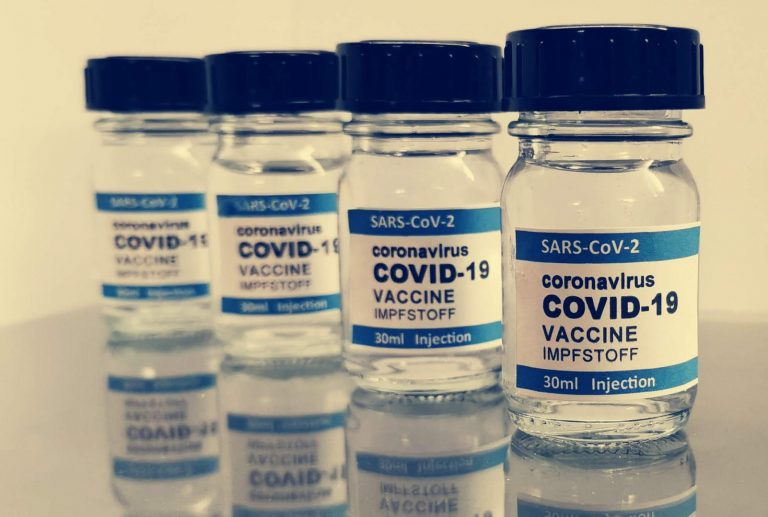 Латвийский ученый: существующие COVID-вакцины легко можно подогнать под новые штаммы вируса