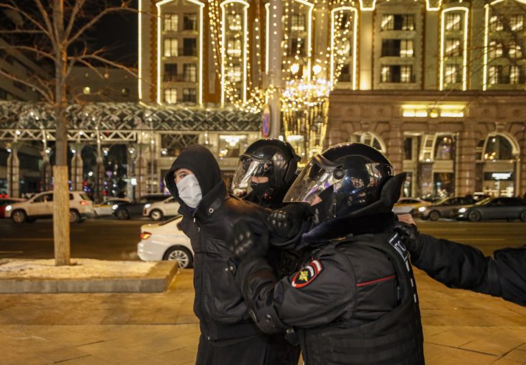 ФОТО и ВИДЕО: в Москве начались задержания сторонников Навального