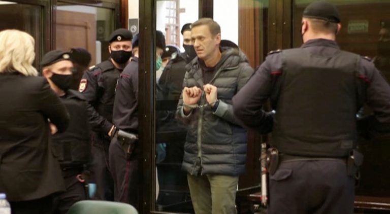 Навальный приговорен к 3,5 годам колонии (ВИДЕО)