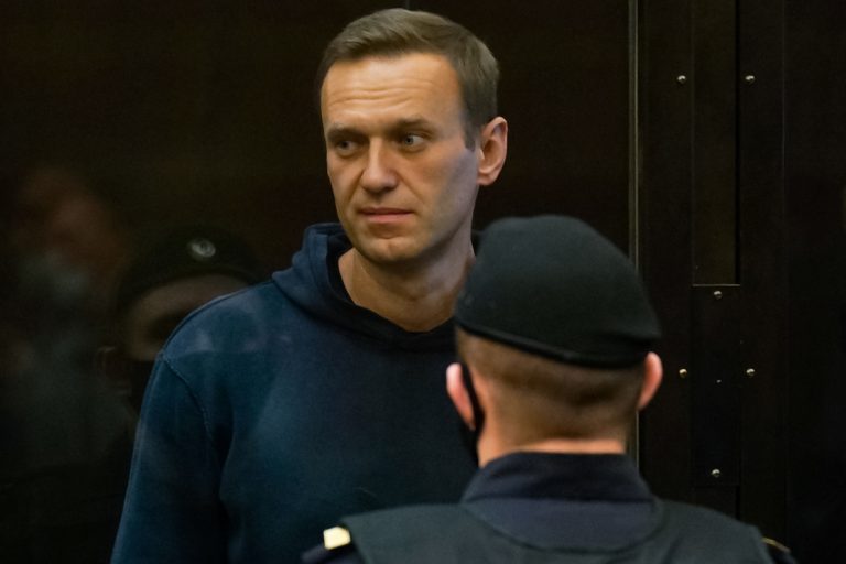 Посольство Латвии объяснило, что их дипломат делает на суде по Навальному