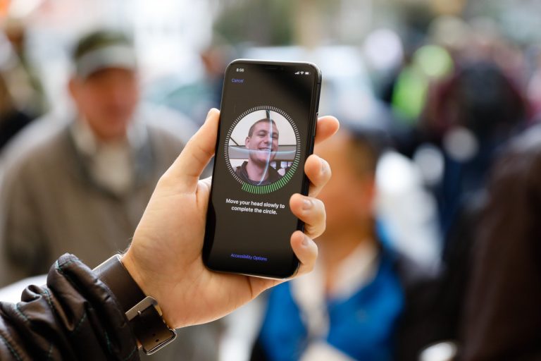 В новой бета-версии iOS можно воспользоваться Face ID, не снимая маску