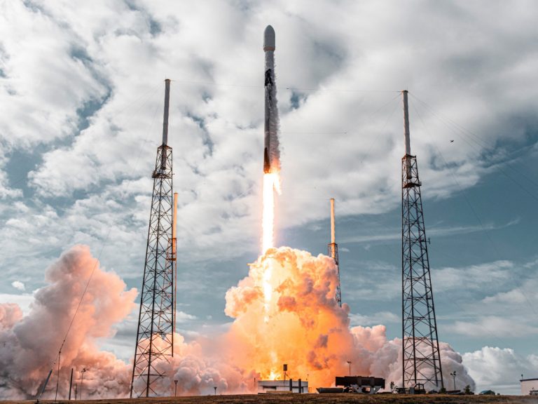 SpaceX уже в этом году может запустить ракету только с гражданскими