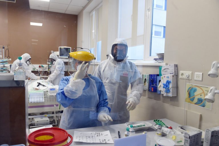 В Латвии за сутки выявлено 876 случаев COVID, умерли 28 человек