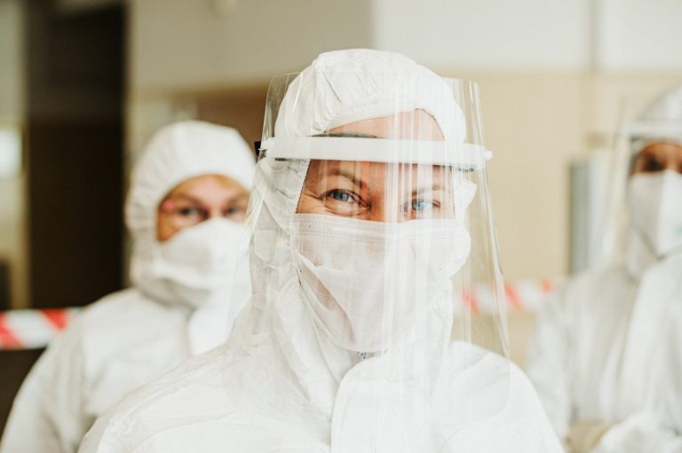 Щитки для лица предложено не считать эффективными против COVID-19