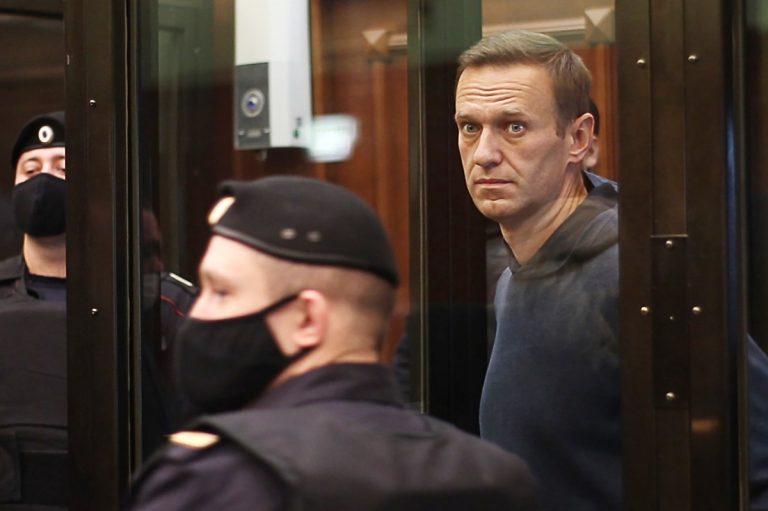 Суд просят приговорить Навального к 3,5 годам колонии